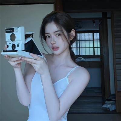 双姝斗影月光寒